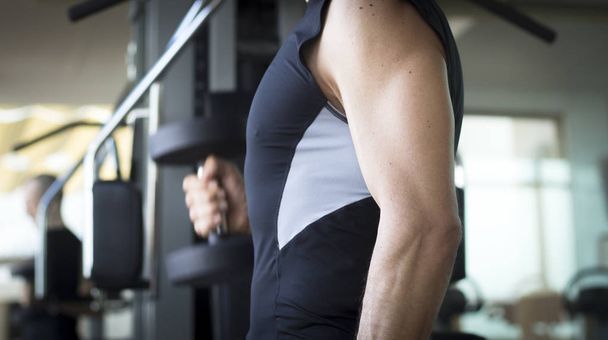 Hombre gimnasio entrenamiento con pesas
 - Foto, imagen