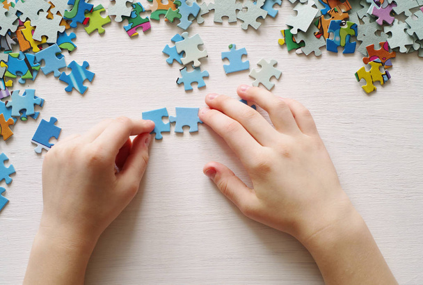 Puzzles. Baby hand fold puzzle - 写真・画像