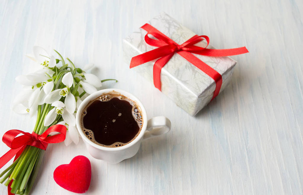 Café con flores y una caja de regalo
 - Foto, imagen