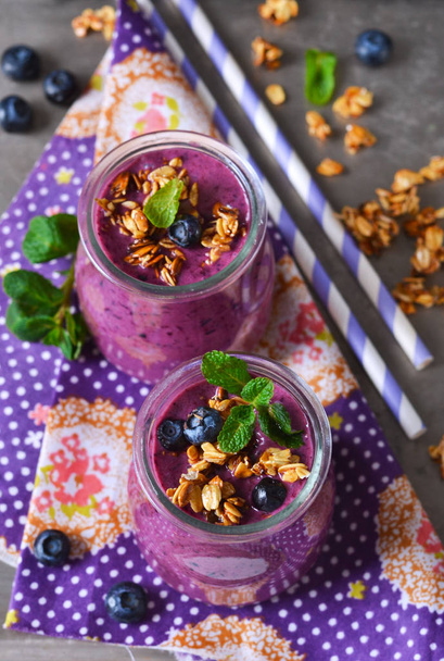 Berry yoghurt met zemelen en havermout op een metalen achtergrond - Foto, afbeelding