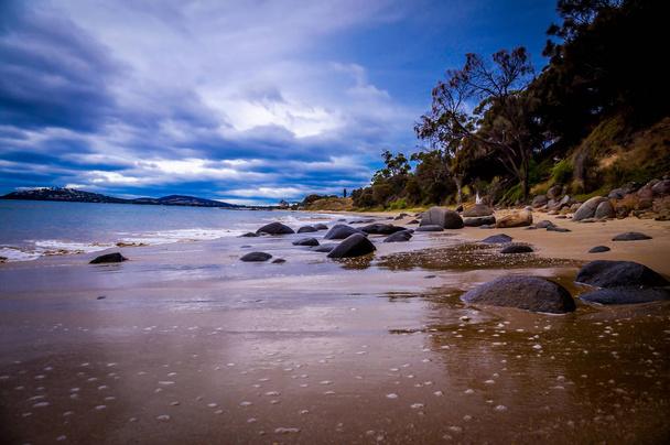 Playa de guijarros cerca de Hobart, Tasmania, Australia
 - Foto, imagen
