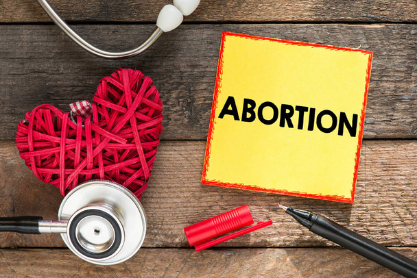 Наклейка с надписью аборт
 - Фото, изображение