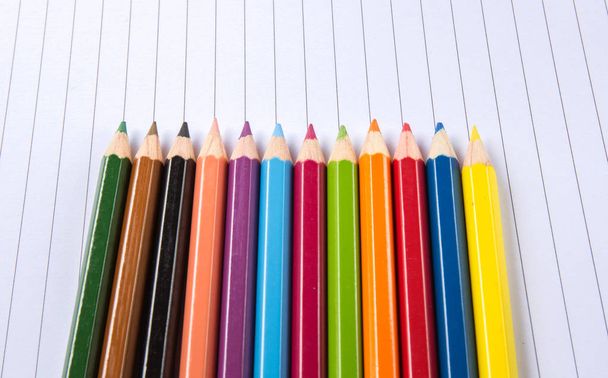 üres papír és a fából készült asztal színes ceruzák. - Fotó, kép
