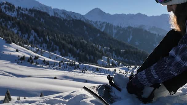 Cómo sujetar la encuadernación en el snowboard, cómo montar. Imágenes 4K, video de estilo de vida saludable. Deporte
 - Metraje, vídeo
