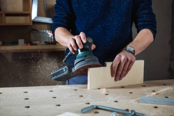 Worker grinds the wood  - Foto, Imagen