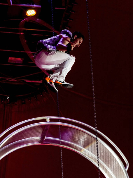 Artiste swing a circus - Fotoğraf, Görsel