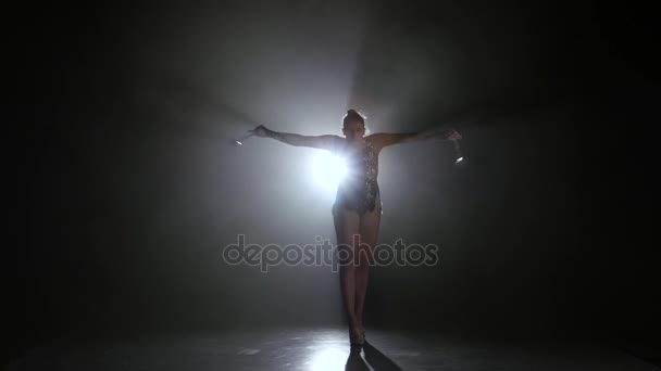Дівчина-гімнастка з мрією в руці обертається навколо нього. Чорний фон. Світло позаду. Силует
 - Кадри, відео