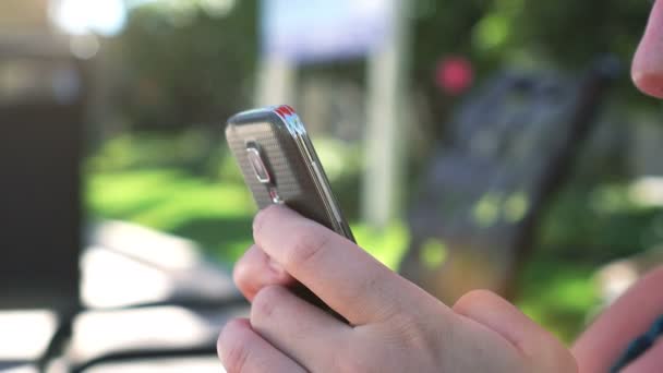 Film kobiety przy użyciu telefonu komórkowego w 4k - Materiał filmowy, wideo