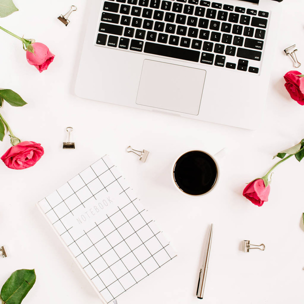Spazio di lavoro con computer portatile, fiori di rose rosse, tazza di caffè
, - Foto, immagini