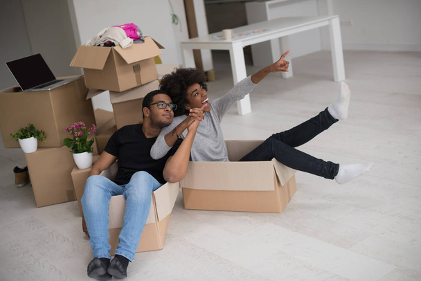 African American couple  playing with packing material - Фото, изображение