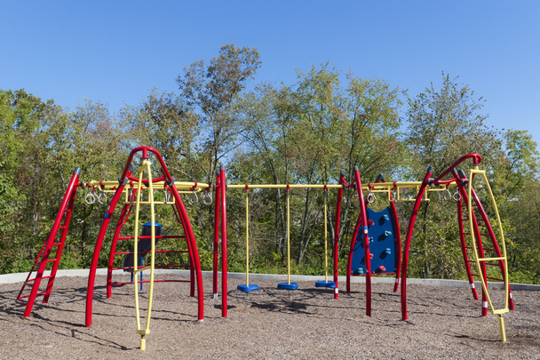 Parco giochi colorato in un parco
 - Foto, immagini