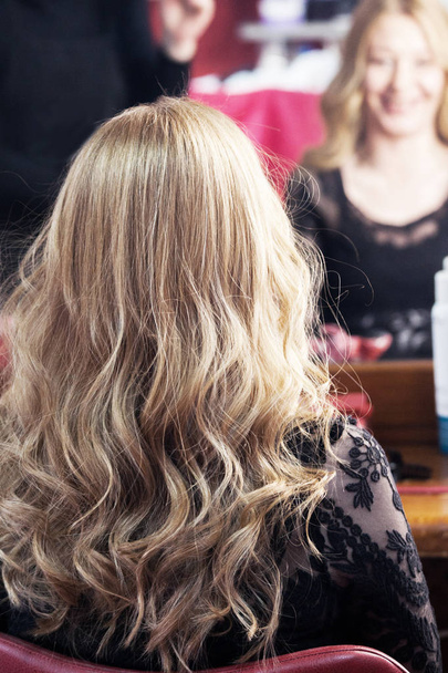 Blondynka z długimi włosami w studio włosów - Zdjęcie, obraz
