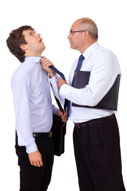 Vanhempi liikemies repimässä nuorta liikemiestä solmiossaan, eristämässä
 - Valokuva, kuva