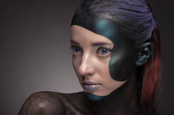Προσωπογραφία γυναίκας με δημιουργικό μακιγιάζ σε γκρι φόντο.  - Φωτογραφία, εικόνα