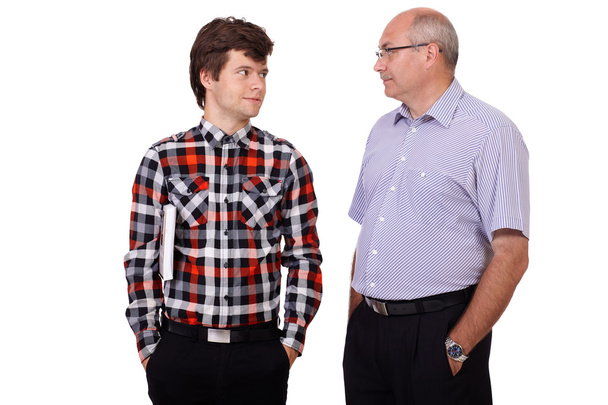 vader praten met zijn jonge zoon, geïsoleerd op witte achtergrond - Foto, afbeelding