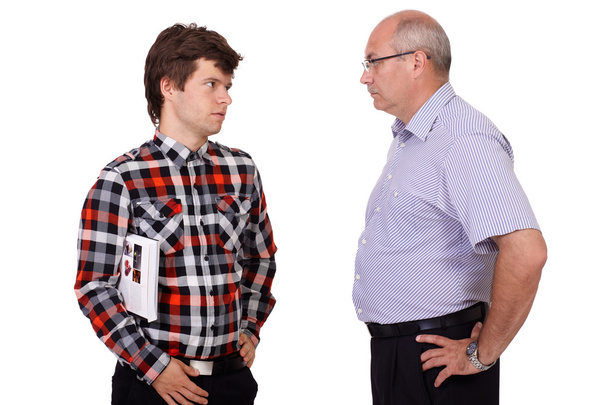 Père strict parlant avec son jeune fils, isolé sur le dos blanc
 - Photo, image