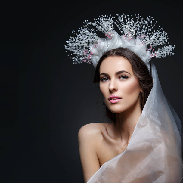 Beautiful girl in crystal crown and veil - Photo, Image