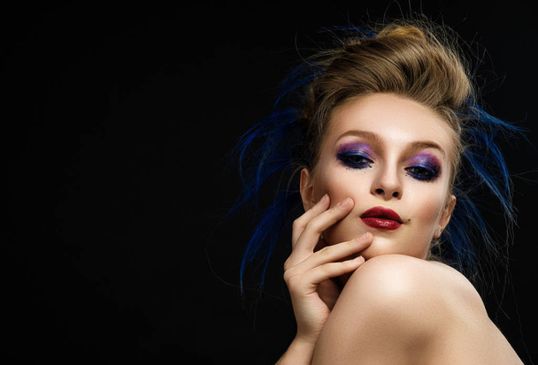 Γυναίκα με Μακιγιάζ φωτεινό και πολύχρωμο χτένισμα με expressiv - Φωτογραφία, εικόνα