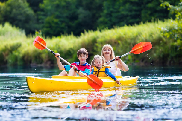Famille profitant d'une promenade en kayak sur une rivière
 - Photo, image