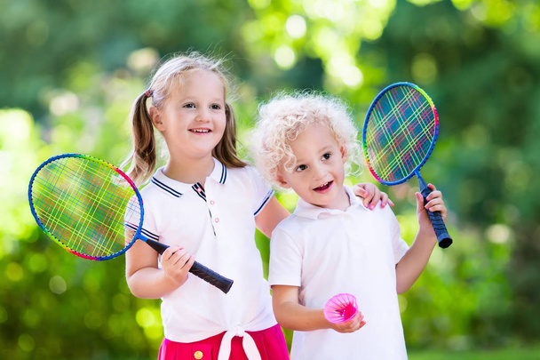 Badminton veya tenis açık mahkemede çocuk oyun - Fotoğraf, Görsel