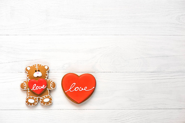 Gingerbread, the figure of a bear and a heart for Valentine's Da - Φωτογραφία, εικόνα