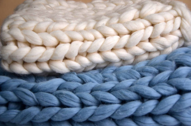 手の染色整理業白と青のメリノ ・ ウール、メリノ羊毛ハンドメイド ニット大きな毛布を 2 枚、超分厚い糸、トレンディなコンセプト - 写真・画像