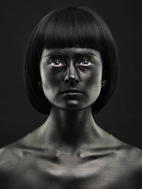 Φυσικό πορτρέτο του μια όμορφη κοπέλα με σκούρο δέρμα. Μαύρη ομορφιά  - Φωτογραφία, εικόνα