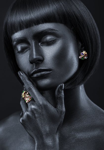 Modeporträt eines dunkelhäutigen Mädchens mit Juwelen. schwarzer Beau - Foto, Bild