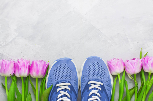 Mavi spor ayakkabı ve mor ile bahar flatlay spor kompozisyon  - Fotoğraf, Görsel
