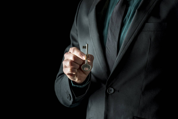 Man hand holding key - Foto, Bild