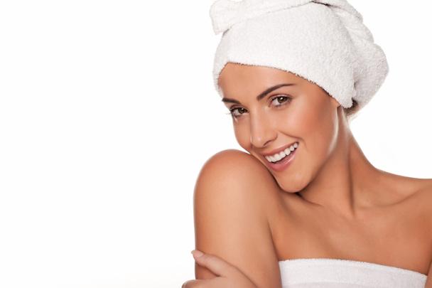 Mulher bonita envolto em toalhas de banho
 - Foto, Imagem