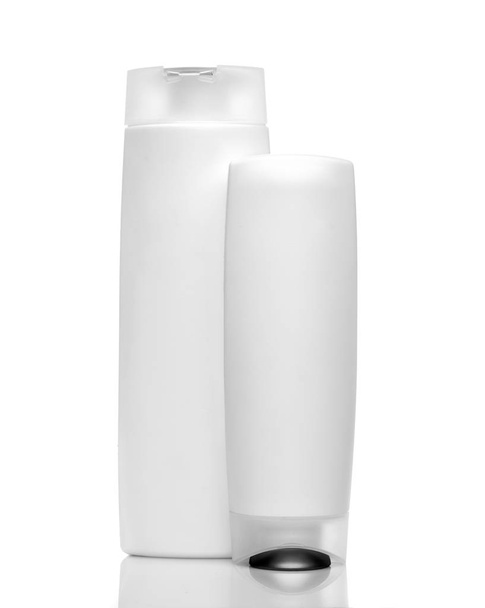 Twee Shampoo flessen op witte achtergrond. - Foto, afbeelding