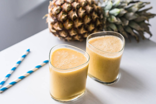 Smoothie mit frischen Früchten in zwei Gläsern mit Ananas - Foto, Bild