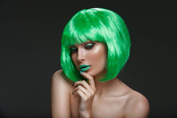 Όμορφο κορίτσι στην πράσινη περούκα - Φωτογραφία, εικόνα