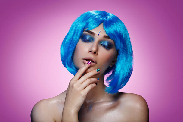 Belle fille en perruque bleue
 - Photo, image