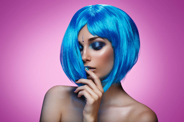 Красивая девушка в голубом парике
 - Фото, изображение