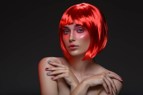 Красивая девушка в красном парике
 - Фото, изображение