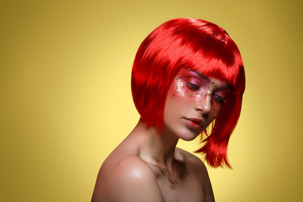 Piękna dziewczyna w czerwoną perukę - Zdjęcie, obraz