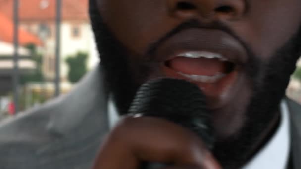 Hombre afroamericano cantando
. - Imágenes, Vídeo