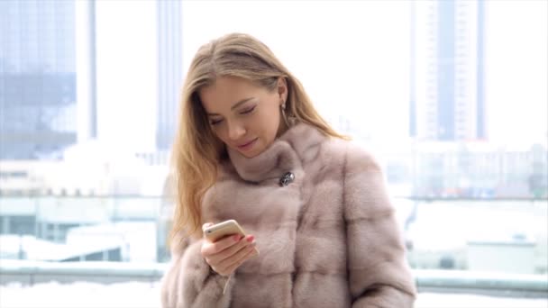 elegante mooie vrouw texting op smartphone in de stad - Video