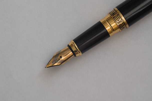 Чорнильна ручка на білому тлі
 - Фото, зображення