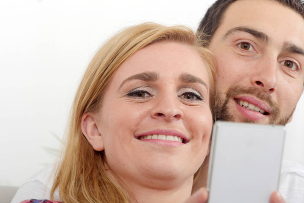 Porträt eines glücklichen jungen Paares mit Telefon - Foto, Bild