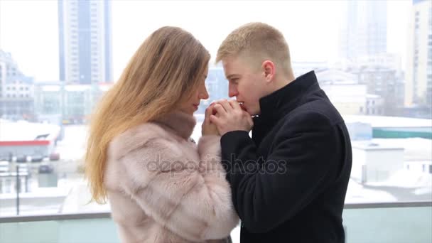 junges Paar wärmt sich die Hände durch Atem - Filmmaterial, Video