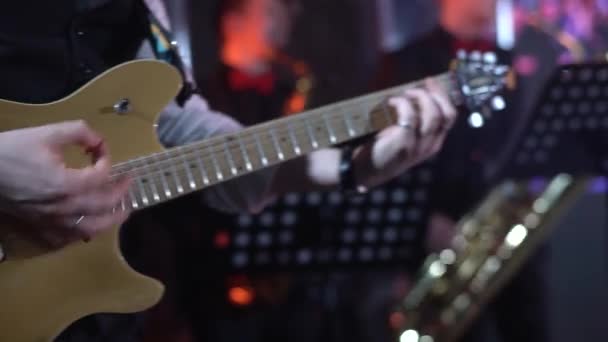playing the guitar at the concert - Metraje, vídeo