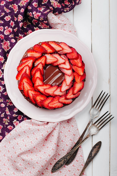 Homemade cake with chocolate cream decorated with strawberry - Foto, Imagem