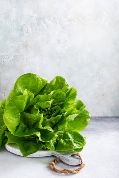 Kopf von frischem Bio-Salat - Foto, Bild