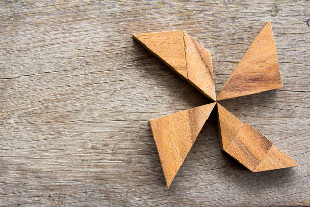 Holz Tangram Puzzle in Nadelradform Hintergrund - Foto, Bild