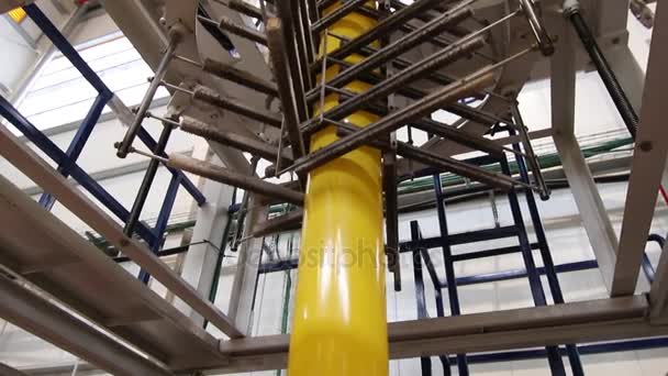 Tiro de fase de extrusão da linha de produção de plástico amarelo
 - Filmagem, Vídeo