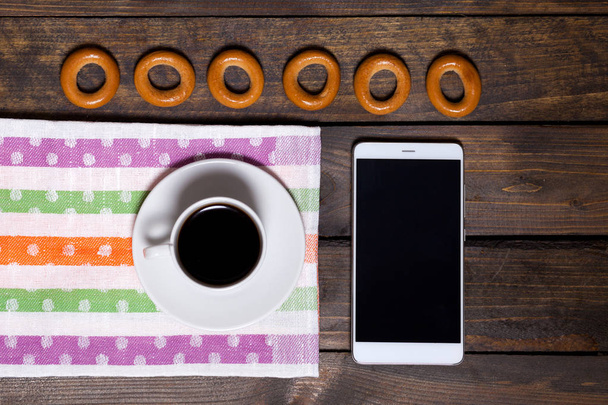 Káva v bílém a mobilní telefon s rohlíky - Fotografie, Obrázek