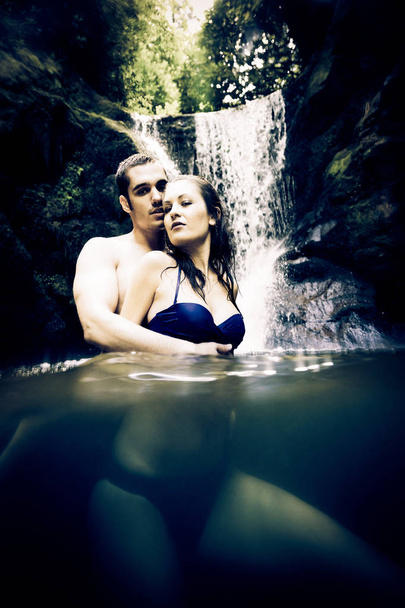 Couple Doing Embracing Under Waterfall - Foto, Imagen